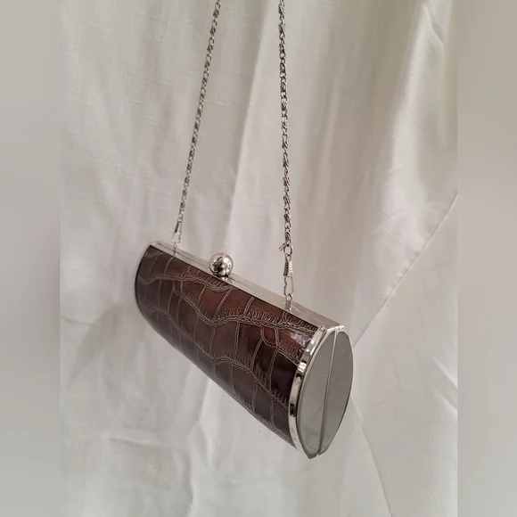 Elegant Crocodile Embossed Clutch with Chain handle - Picture 4 of 8